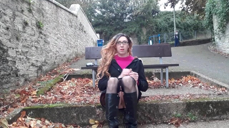 The Midnight Minx: Travesti açık havada teşhir ve mastürbasyon