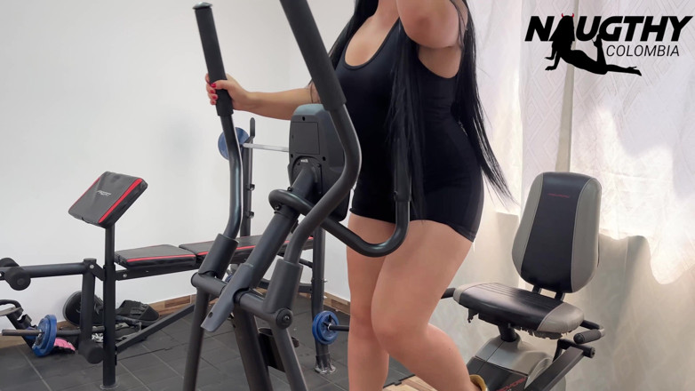 NaughtyColombia: 혼자 운동하는 동안 체육관에서 자위하는 소녀