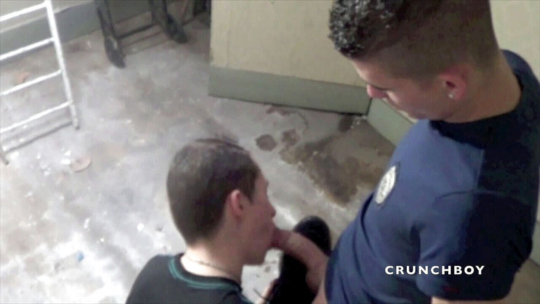 STRAIGHT BOY CURIOUS: ファビアンはストレートアラブの匂いスニーカーに犯さ