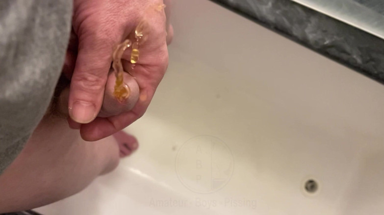 AmateurBoysPissing: 业余男孩撒尿，特写和高质量的慢动作从尿道（尿道）流出