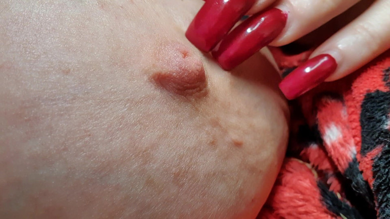 JJ Jewel BBW: Napalona BBW bawi się 36jj cyckami i sutkiem