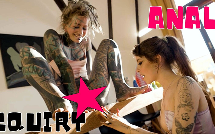 Anuskatzz: Lesbianas tatuadas góticas chicas estirando consolador anal íntimo