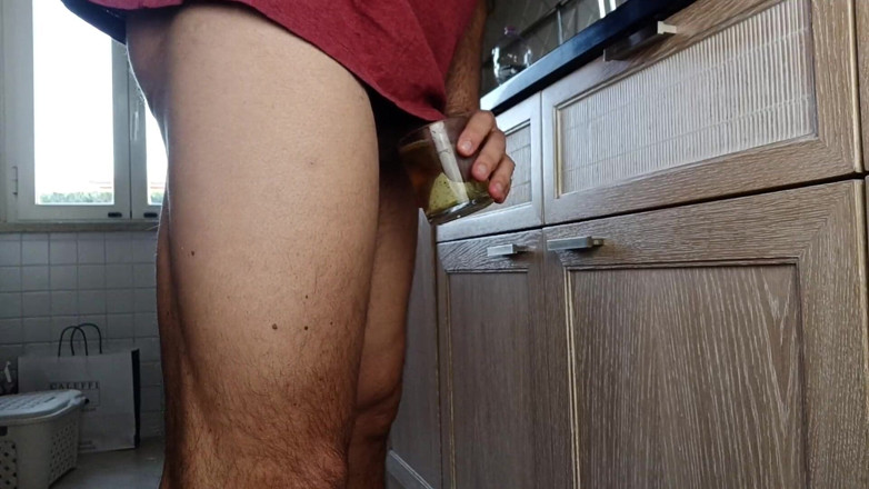 Kinky Guy: Я готую, але я повинен пописати на своїй кухні. Це смачно