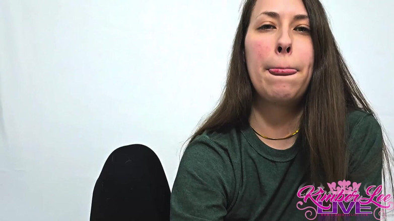 Kimber Lee: Un cocu reçoit un cadeau de branlette de Kimber Lee