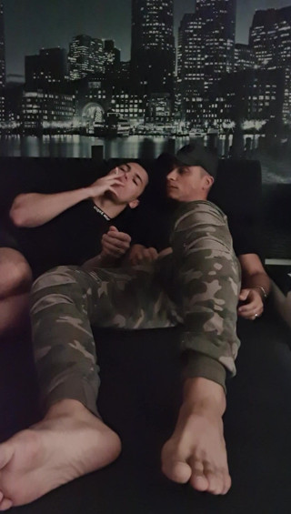 boyzxy212: Мій хлопець спіймав мене, поки я дрочив і курив