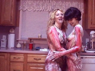 Girl on Girl: Des filles ont chaud l'une pour l'autre et se peignent...