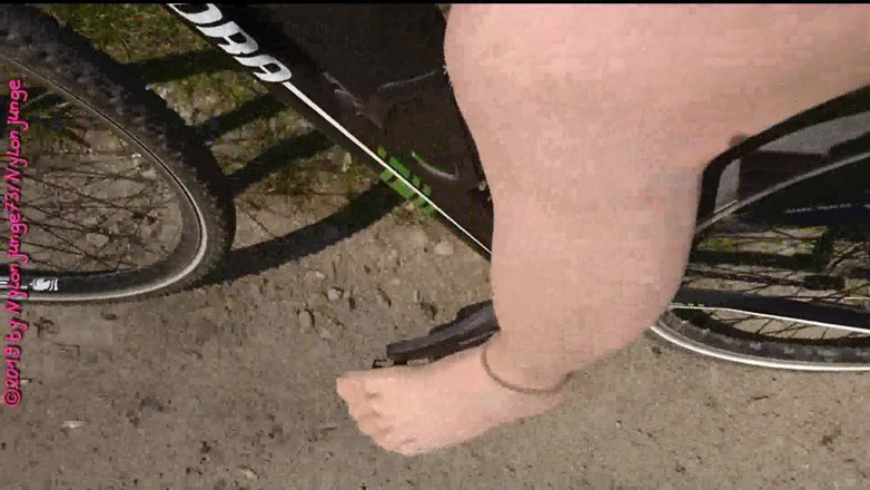 Carmen_Nylonjunge: Fahrrad fahren in schönen strumpfhosen