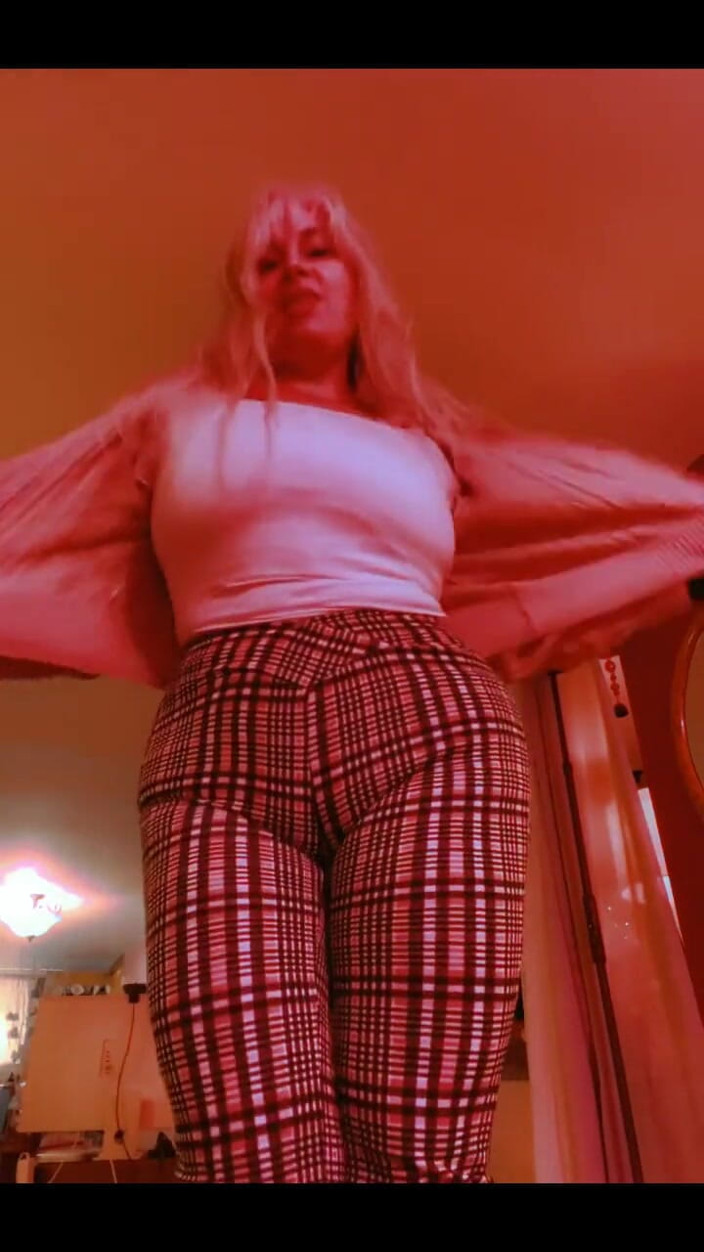 PaintedRose Taboo Femdom Fetish MILF: 没有雀斑哈哈，我的足球服装的一个小模特