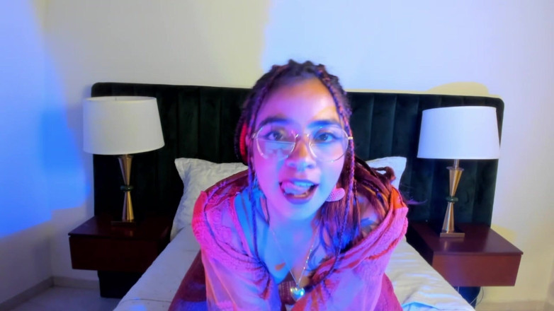 Yue Darko: Une petite rousse sexy séduit pour se faire baiser