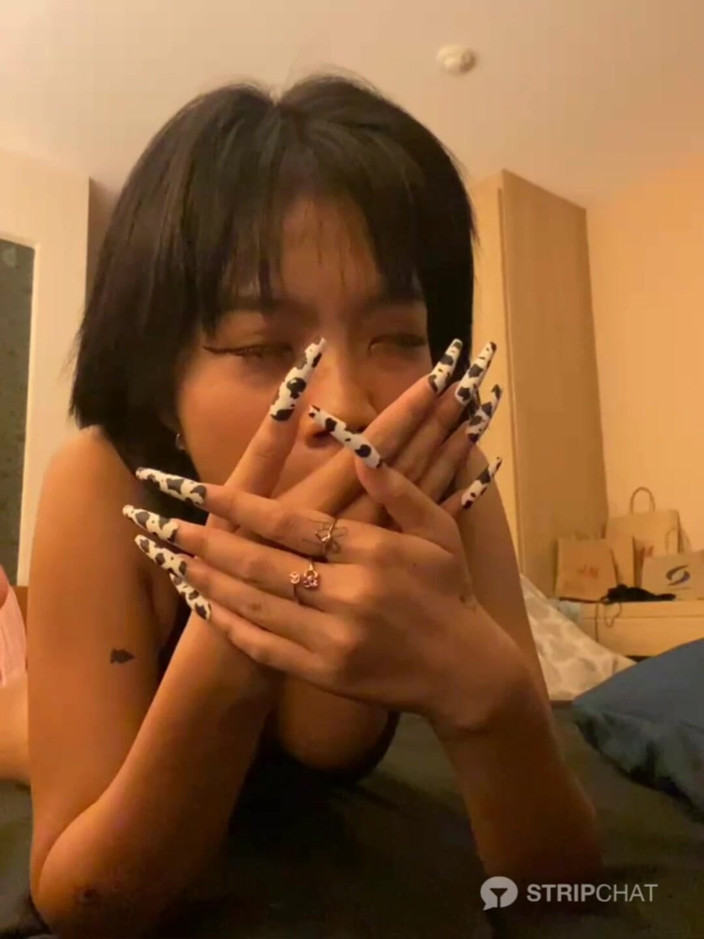 Emma Thai: Emma Thai lubi długie paznokcie do swoich dziur w pokazie...