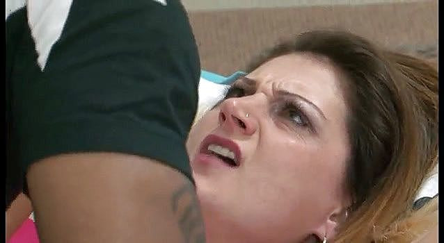 Family Fuckers: Une demi-sœur vierge excitée se fait baiser par son demi-frère à...
