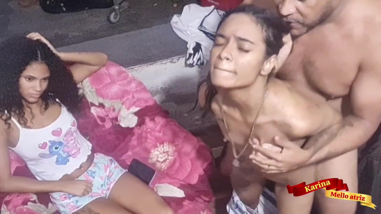 Karinamello: Un vieux parvient à coucher avec ses deux belles-filles après avoir...