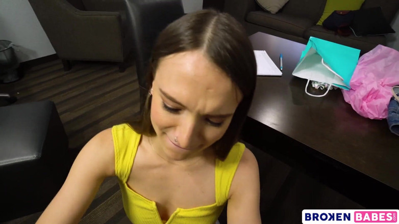 Broken babes: Latina estudante Izzy Lush dá sua buceta para seu tuto...