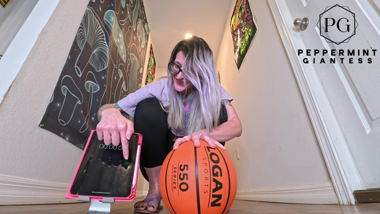 Peppermint Giantess: 6'7 diosa alta del baloncesto con una mano desafío ¿cuánto tiempo...
