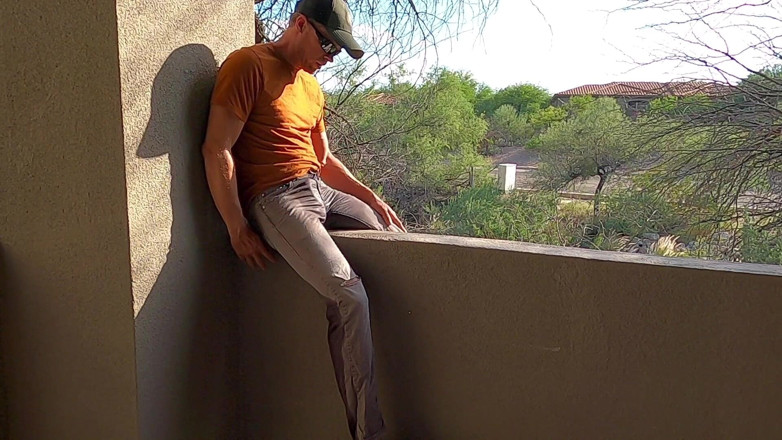 Lapetus: Meando los pantalones y masturbándose en el balcón de un...