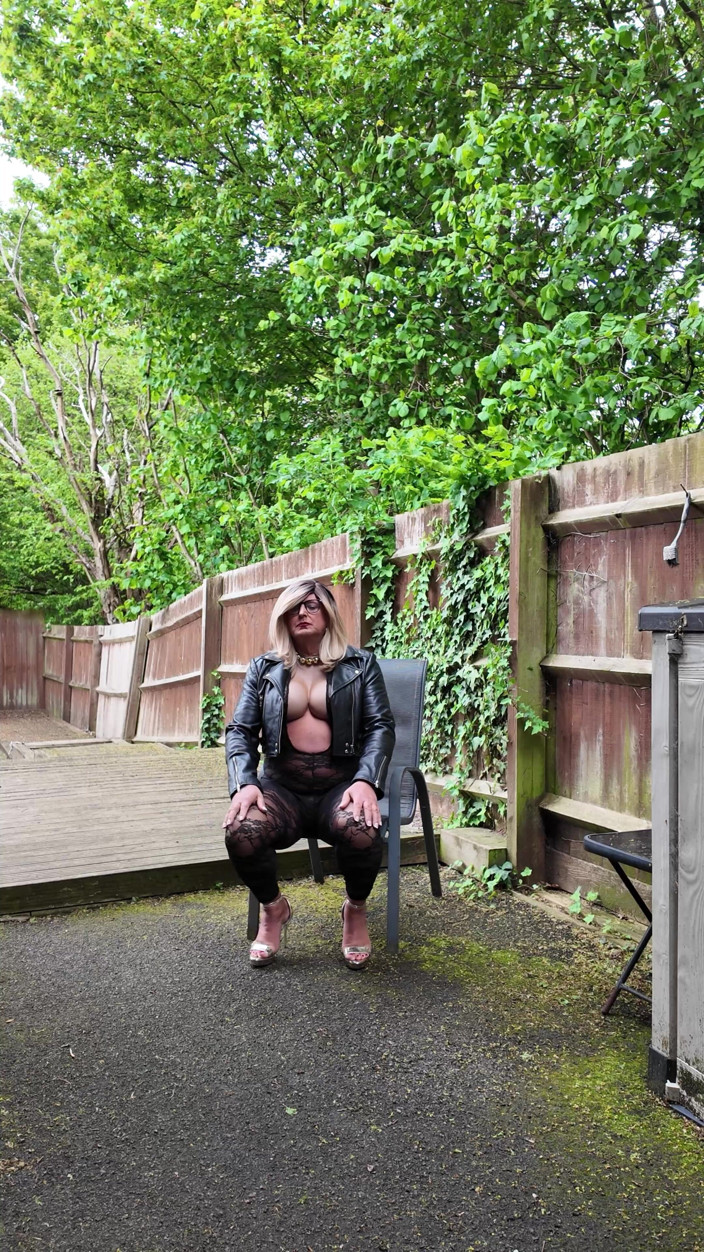 Kellycd2022: Crossdresser Kellycd2022 dalam Jaket Kulit Hitam dan Lace Catsuit and...