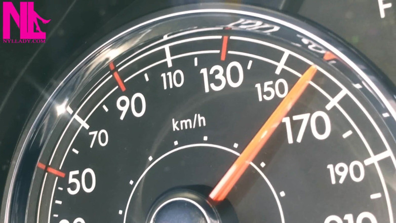 Nyllady: Schnelles Fahren in Lotto-Turnschuhen