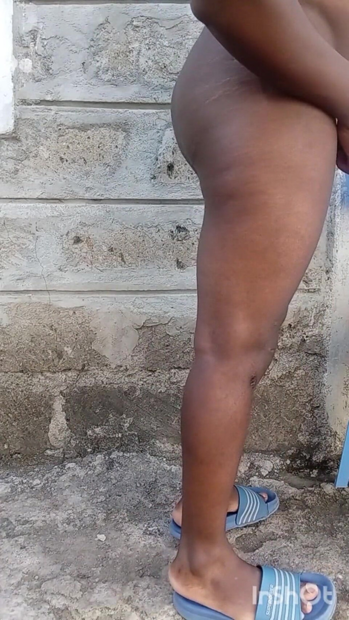 Sexyjayla254: Gran culo negro montando su consolador afuera