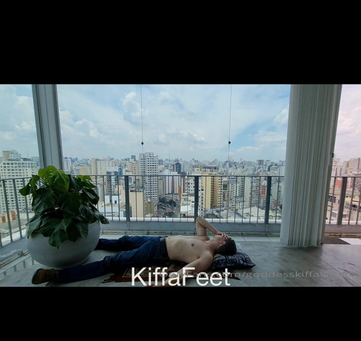 KiffaFeet: Il capo arriva al suo ufficio