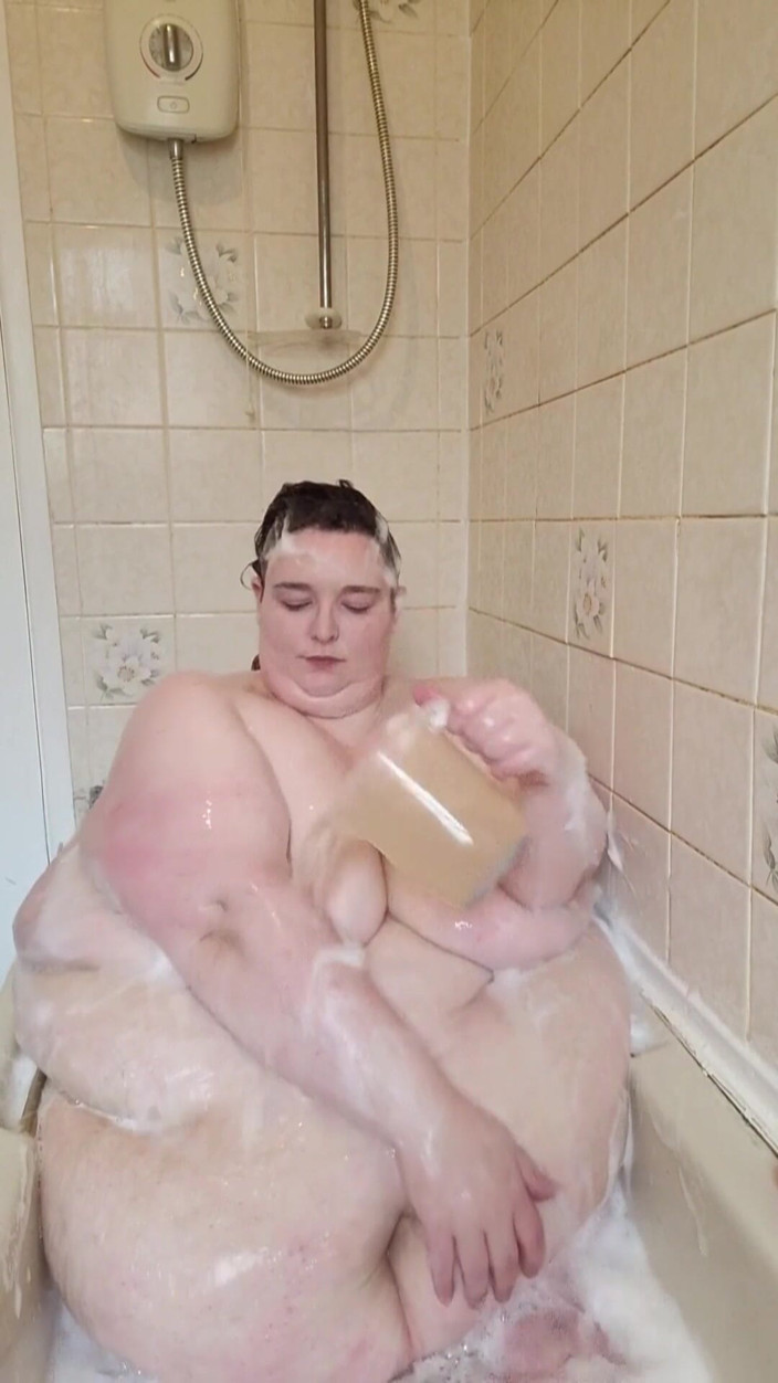 SSBBWLadyBrads: Bergelut untuk keluar dari bilik mandi
