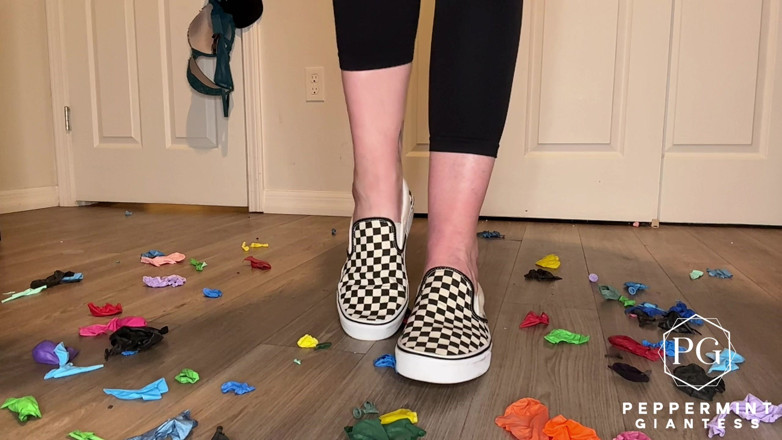 Peppermint Giantess: Czy pop!? Giantess Feet Vs Balloons Boso, Sandały, Vans Annihilation