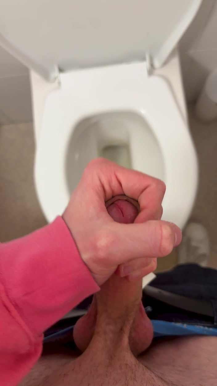 Horneyboy98: Un gay arrapato sorpreso a accarezzarsi in bagno