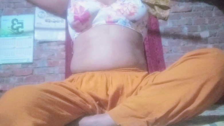 nadiya2026: desi naadiya bhaabhi charamsukh ke lie apni choot men oongli...