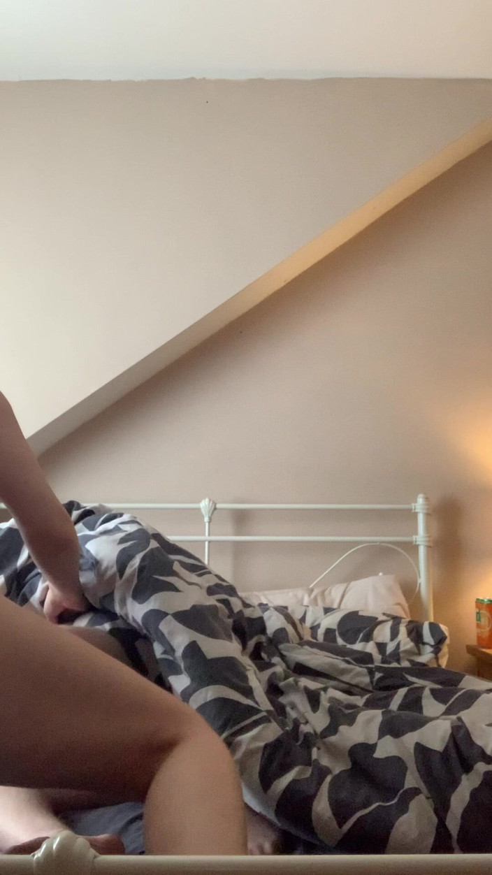 BustySecretGf: Une belle-mère surprend son beau-fils tôt le matin
