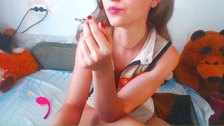AnnaNotIdealAngel: Sigara fetişi - senin için seksi duman piercing dilim
