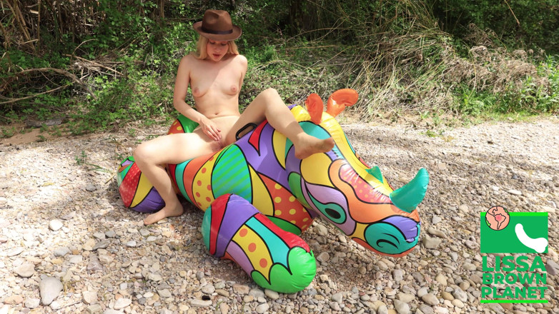 Lissa Brown: L’explorateur de la faune gonflable arrive au site gonflable ; C’est...