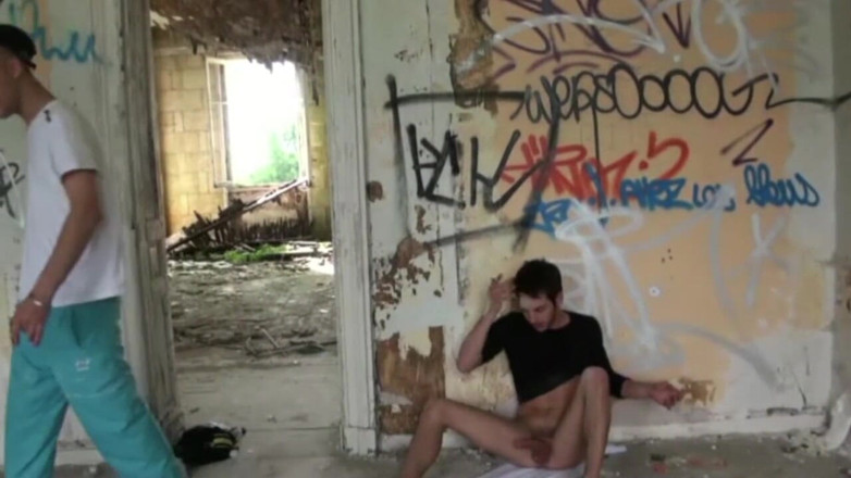 Gaybareback: Haşeriyeli oğlanlar sikişiyor