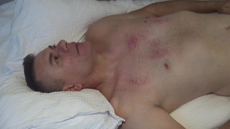 Paultramp: Přejíždí si obličej botami