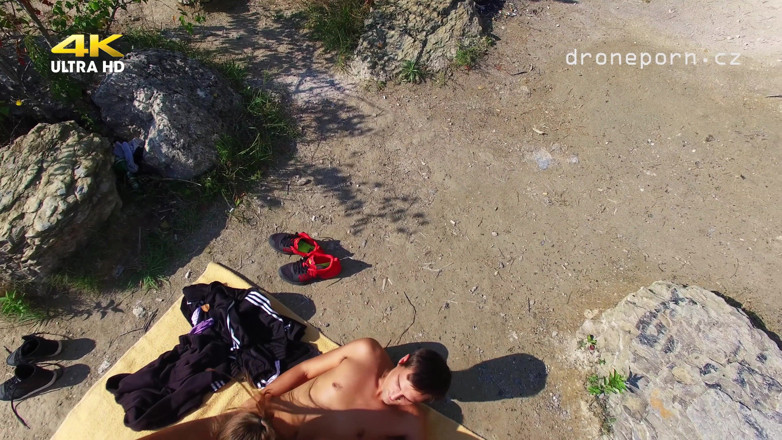 Peaches and Bananas: Baise en plein air filmée par un drone