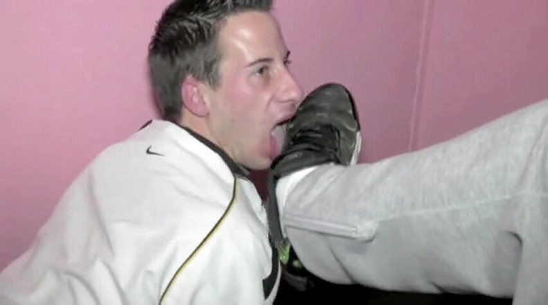 Sneaker gay: Ragazzo schiavo culo schiavo ai piedi e piede di dominante...
