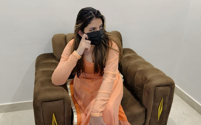 Sarakhan: Minha meia-irmã latina sexy vem à minha casa para encontrar um...