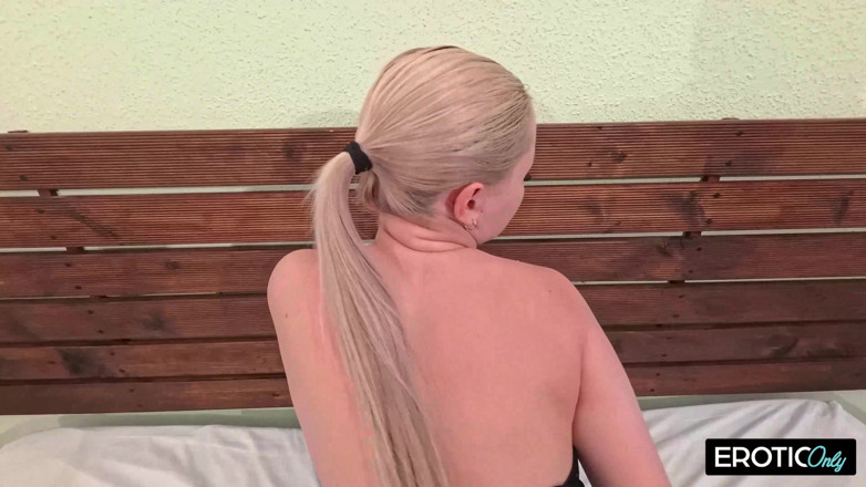 German bitch hunter: Cette Allemande coquine n’arrête pas de jouer avec son jouet...