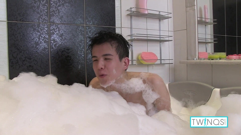 Twin Qs: Dünner twink Xander reibt seinen schwanz und spielt mit blasen!