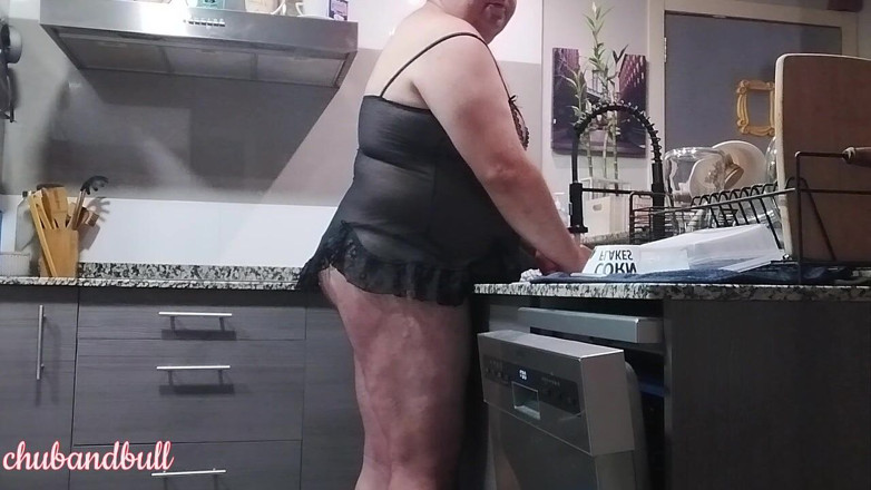Chub_Bull: Efeminat curățând vasele