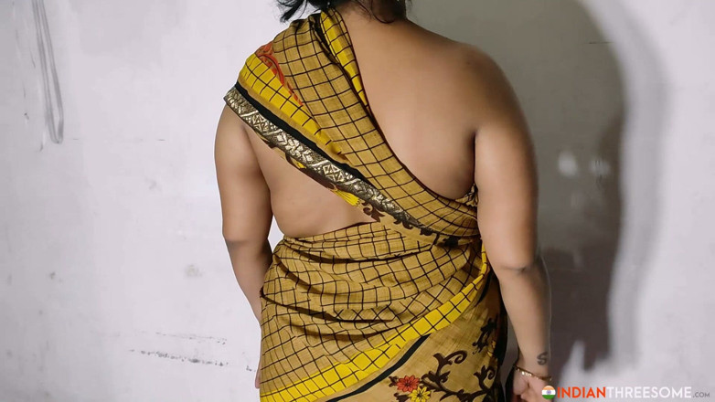 Real Indian Threesome: Stora bröst kåta indiska MILF Bhabhi avsugning doggystyle sex