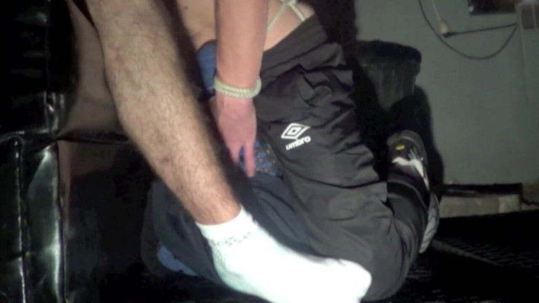 Sneaker gay: Troia sottomessa con le scarpe da ginnastica e punita da...