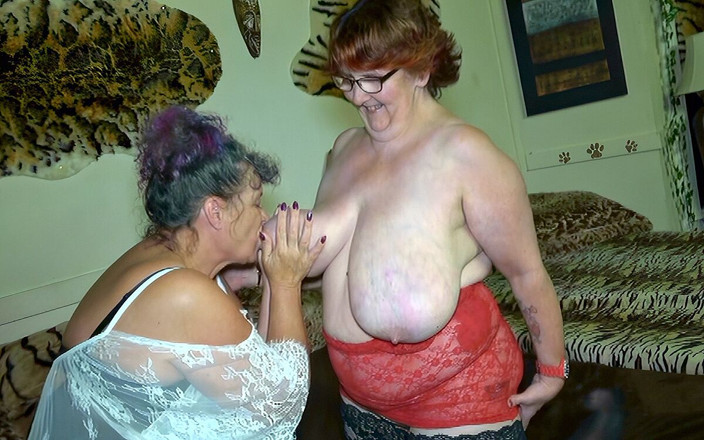 Kims amateurs: Testemunhe os peitos enormes e naturais desta mulher mais velha...