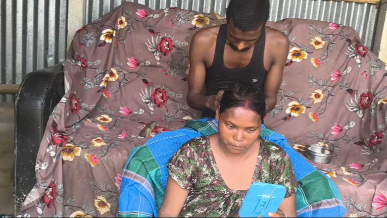 Sexyrani327: grihini ne apne sir par tel se maalish ki aur...