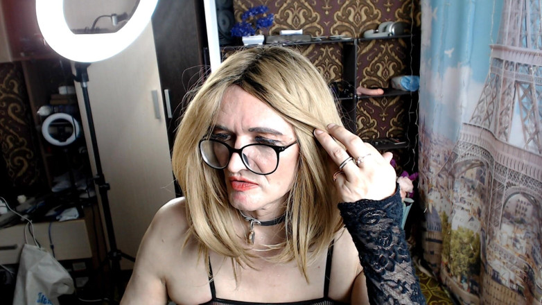 violet_bisex: Napalony Transwestyta Masturbuje Swojego Małego Penisa Bez Erekcji.