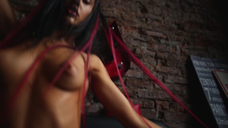 StasyQ: Mladá a sexy tetovaná dívka se předvádí