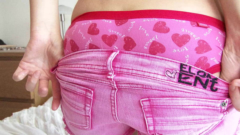 Very hot hardcore: Une blonde excitée s'amuse et montre ses gros seins
