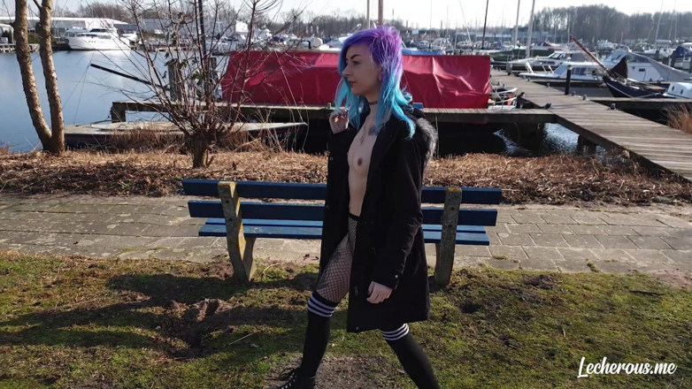 Lecherous: Alisha blinkar och blir naken vid marinan