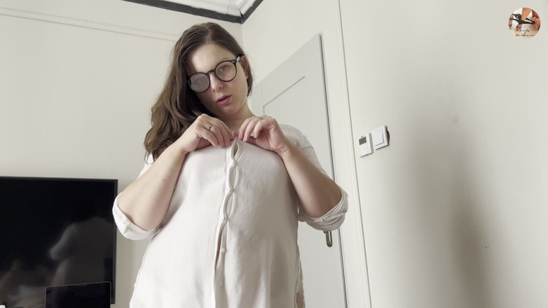 beauty_and_the_other_one: Une secrétaire loyale sexy suce une bite
