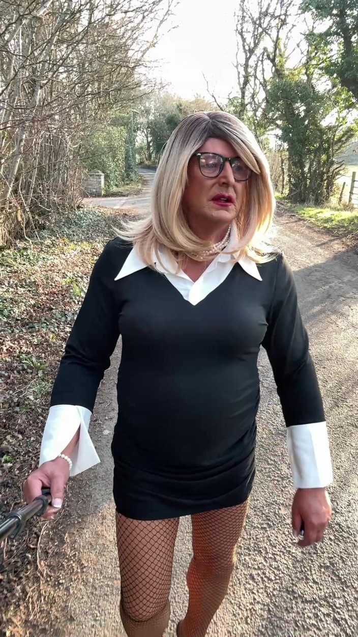 Kellycd2022: Crossdresser seksi Kellycd2022 Walk Down The Lane