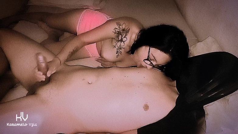 KarameloVzla: Vrouw Geniet Van Zweepslagen Mannelijke Pik En Tepels