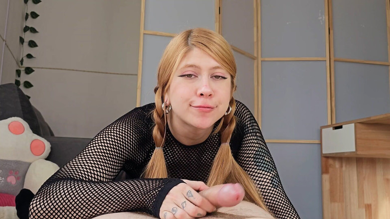 coraljade01: Fată gotică roșcată sexy cu cozi este umplută cu spermă...
